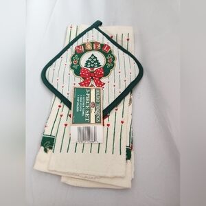 NWT Christmas wreath kitchen 3 piece towel set